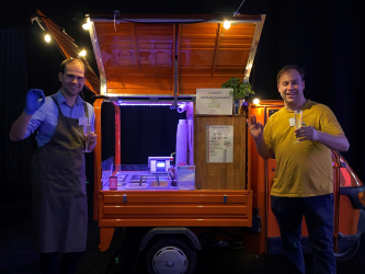 sfeerbeeld van Italiaanse foodtruck met Certificate of Excellence van Eventplanner